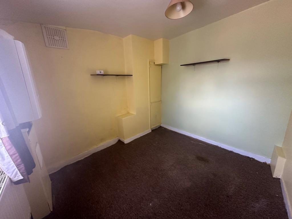 Lot: 155 - TERRACE HOUSE FOR REFURBISHMENT - Bedroom three